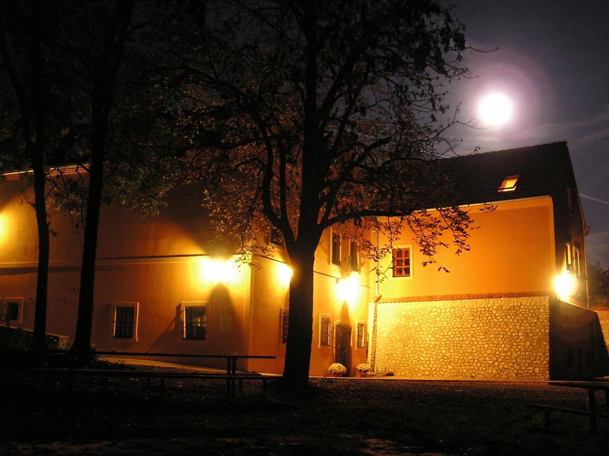 Hotel Penzion Zatisi Mikulov Exterior foto