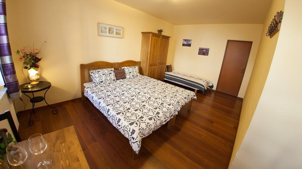 Hotel Penzion Zatisi Mikulov Habitación foto